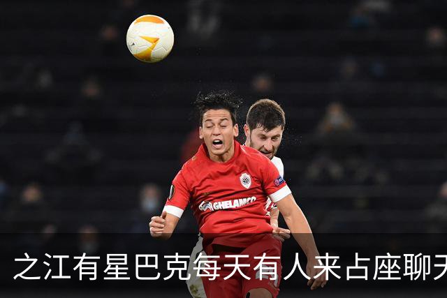 之江有星巴克每天有人来占座聊天，充满几个充电宝再走，却从不点单…星巴克消费入座，你怎么看？