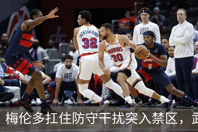 梅伦多扛住防守干扰突入禁区，武磊转身扫射中柱